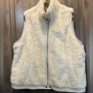 #8583.ROZ & ALI Women's Winter White Faux Fur Full Zip Vest. Size 22/24